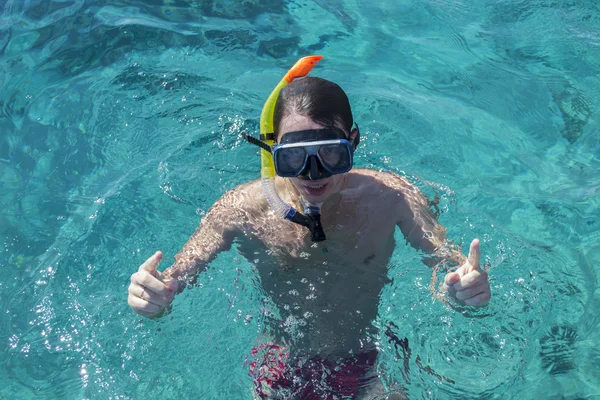Un jeune homme masqué pour plonger — Photo
