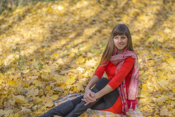 Young beautiful girl warm autumn — Stock Photo, Image