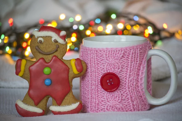 Une tasse de thé et un gâteau de fête — Photo