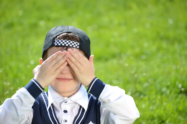 O menino cobriu os olhos com as mãos — Fotografia de Stock