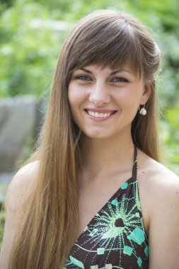 uzun saçlı güzel bir genç kız