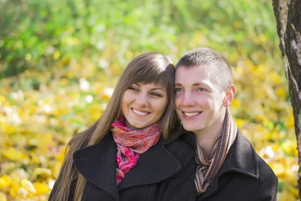Young Happy Couple Love Fall — Stock Photo, Image