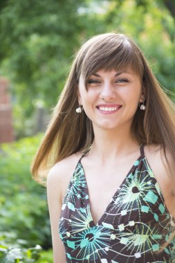 uzun saçlı, hoş bir gülümseme ile güzel bir genç kız