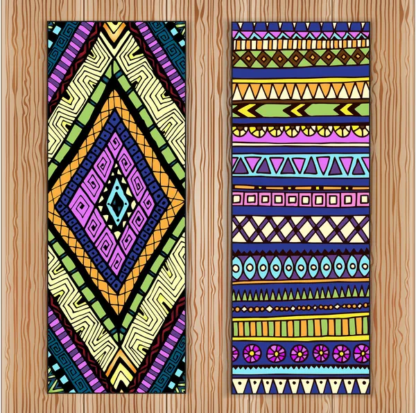 Conjunto de tarjetas de patrón étnico abstracto único sobre fondo de madera.Textura tribal. Serie de imagen Plantilla de diseño de marco para tarjeta . — Vector de stock