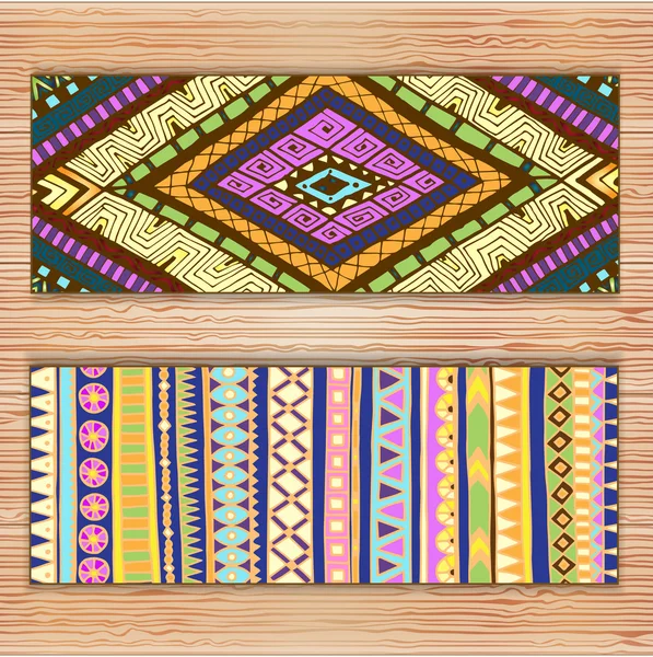 Tarjetas de patrón étnico abstracto sobre fondo de madera . — Vector de stock