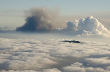 Volkanik bir patlamadan kaynaklanan bulutlar ve duman bulutları denizi.