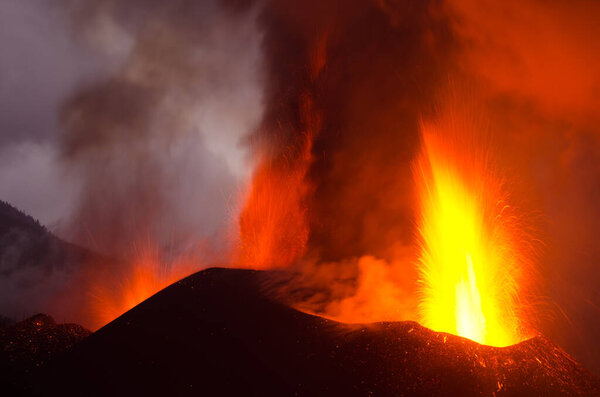 Извержение вулкана Кумбре-Вьеха.