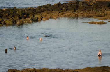 Denizde yıkanan insanlar.