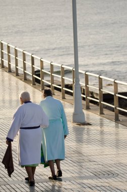 Denizde yüzmekten dönen yaşlı çift..