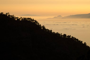 Gün batımında Gran Kanaryası, Tenerife ve La Gomera.