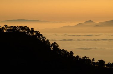 Gün batımında Gran Kanaryası, Tenerife ve La Gomera.