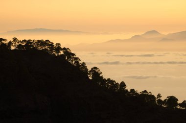 Gün batımında Gran Kanaryası, Tenerife ve La Gomera.