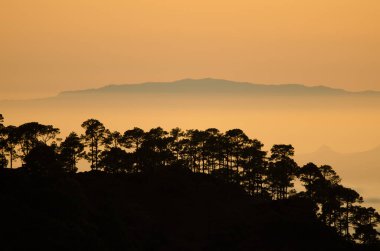 Gün batımında Alsandara Dağı ve La Gomera.