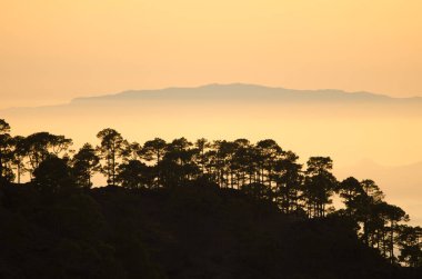Gün batımında Alsandara Dağı ve La Gomera.