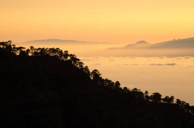 Gün batımında Gran Kanaryası, Tenerife ve La Gomera.