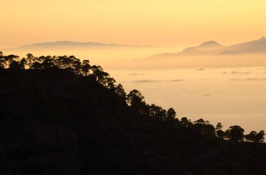 Gün batımında Gran Kanaryası, Tenerife ve La Gomera.
