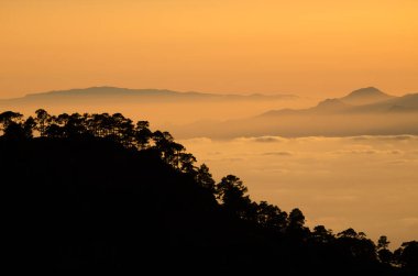 Gün batımında Gran Kanaryası, Tenerife ve La Gomera.