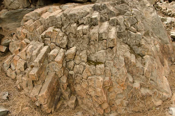 Felsen mit sechseckigen Basaltsäulen. — Stockfoto