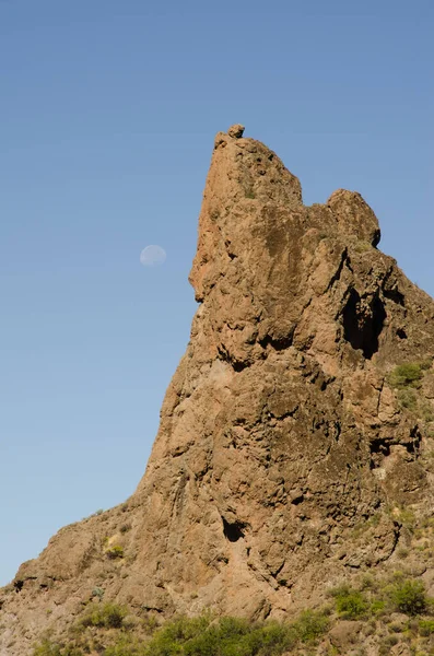 背景是落基悬崖和月亮. — 图库照片