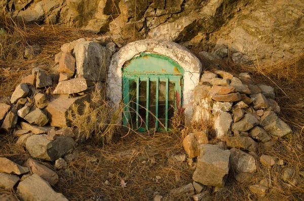 Taşlarla çevrili küçük bir kilise..