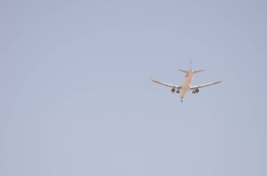 Uçan bir uçağın alt görüntüsü. Aguimes. Büyük Kanarya. Kanarya Adaları. İspanya.