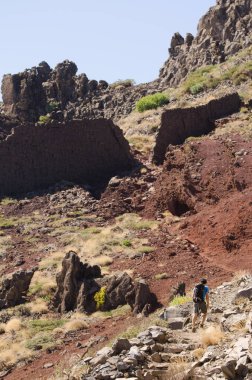 Caldera de Taburiente Milli Parkı 'nda yürüyüşçü..