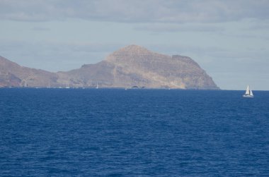 Yelkenli ve yatlar Anaga 'nın önünde..