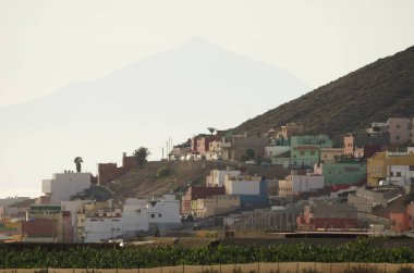 Galdar ve Teide Zirvesinin Şehir Manzarası.