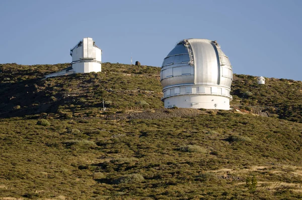 Телескопи в обсерваторії Роке - де - лос - Мучачос. — стокове фото