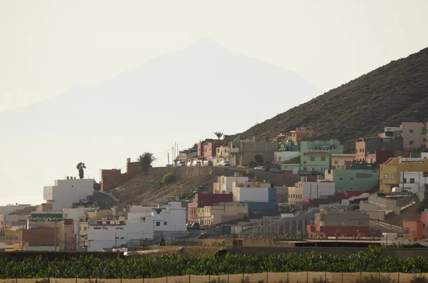 Galdar ve Teide Zirvesinin Şehir Manzarası.