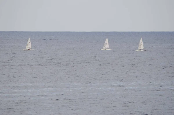 遅ればせながら海に浮かぶ帆船. — ストック写真