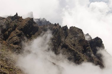 Caldera de Taburiente Ulusal Parkı 'nın kayalıkları.