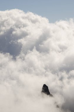 Bulutlar denizinde bir uçurum.