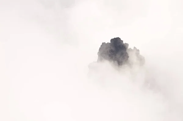 Acantilado rocoso en la niebla. — Foto de Stock