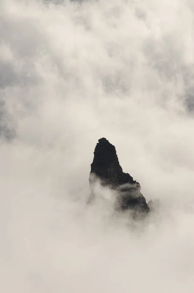 Un acantilado en un mar de nubes. — Foto de Stock