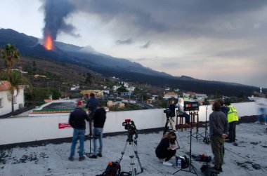 Cumbre Vieja 'nın volkanik patlamasını haber yapan gazeteciler.