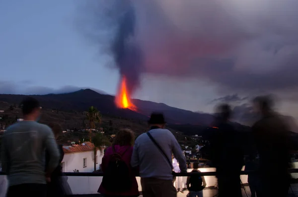 Personas observando la erupción volcánica de Cumbre Vieja al atardecer. — Foto de Stock