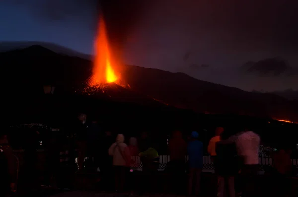 Lidé sledují sopečnou erupci Cumbre Vieja při západu slunce. — Stock fotografie
