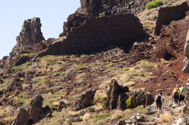 Caldera de Taburiente Milli Parkı 'nda yürüyüşçüler.