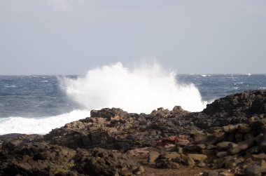 Dalgalar kıyıya vuruyor..