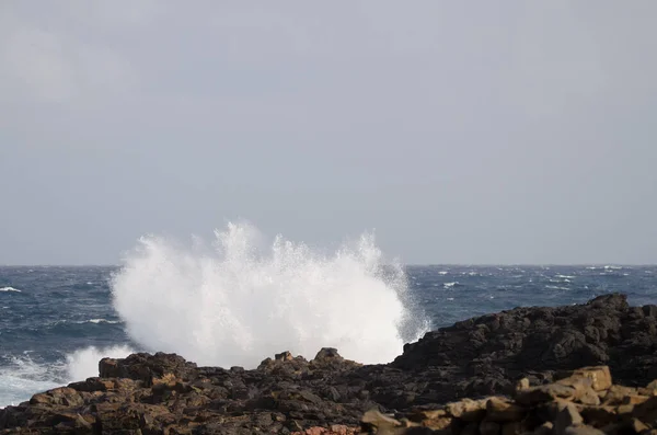 Golven breken tegen de kust. — Stockfoto