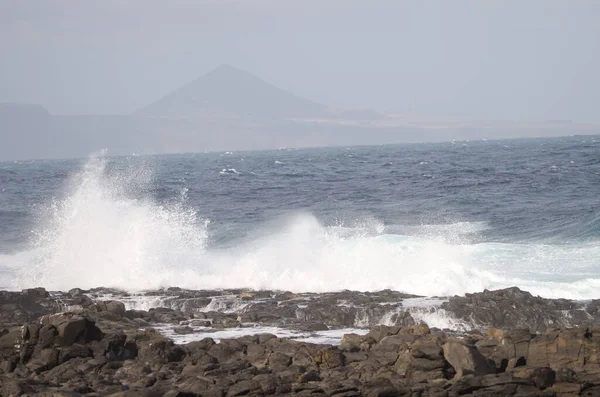 Golven breken tegen de kust. — Stockfoto