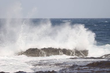 Dalgalar kıyıya vuruyor..