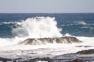 Dalgalar kıyıya vuruyor..