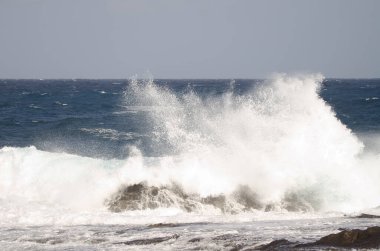 Dalgalar kıyıya vuruyor..