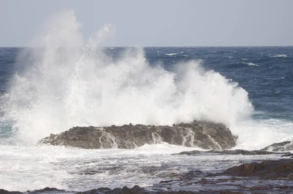 Golven breken tegen de kust. — Stockfoto