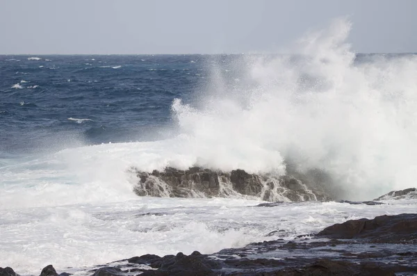 Golven breken tegen de kust. — Stockfoto