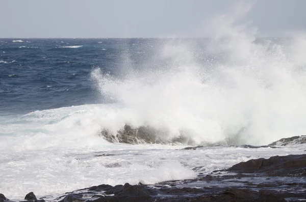 La vague se brise contre le rivage. — Photo