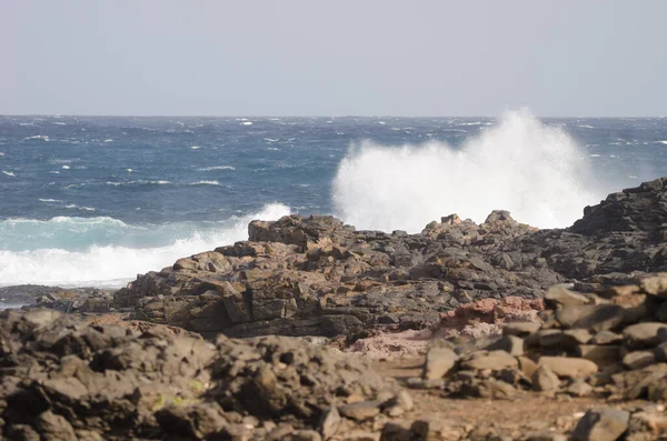 Golven breken tegen de kust. — Stockfoto