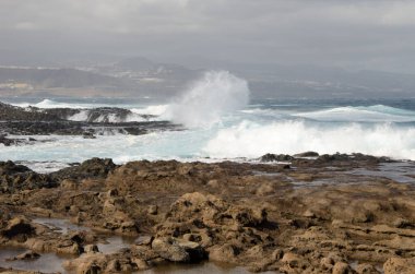 Dalgalar kıyıya breaking.